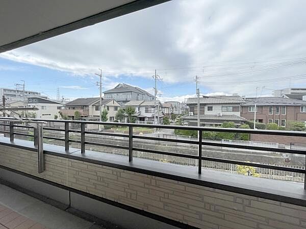 物干しセットを追加すれば、一度にたくさんのお洗濯物が干せるのが魅力！テーブルセットを広げ、夕涼みを楽しみながら一杯呑むのも楽しいかも…