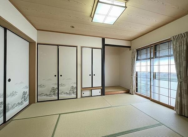 明るい陽射しが射し込む心地良い空間です♪