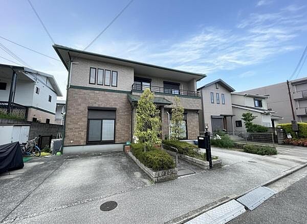 低層の一戸建てを中心とした街並みが整然と続き、周辺は高い建物が建っていないので、採光や開放性に恵まれる環境です。