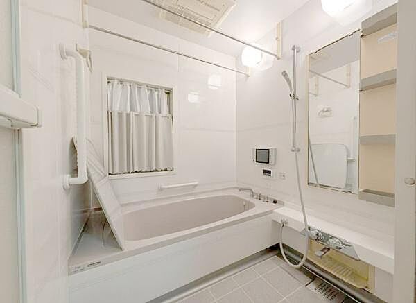 一日の疲れを癒してくれる場所なので、快適に過ごして頂く為にゆったりサイズのバスタブ。是非半身浴をお楽しみ下さい。