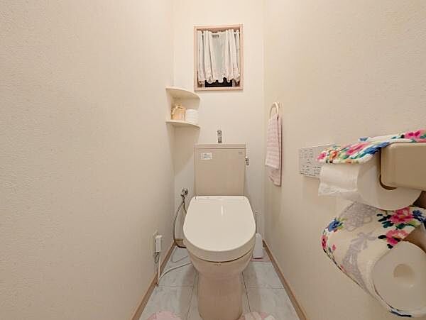 清潔感のある広々トイレです♪節水型でエコなトイレには、今では当たり前のウォシュレット付き。便座を温める機能付き！