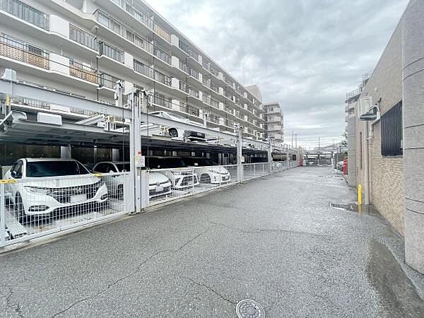 お車の出し入れも楽々ですね♪現地駐車場部分になります！