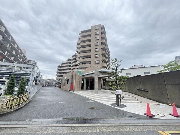 周辺には、コンビニやスーパーなどの生活に便利な施設が揃っております♪