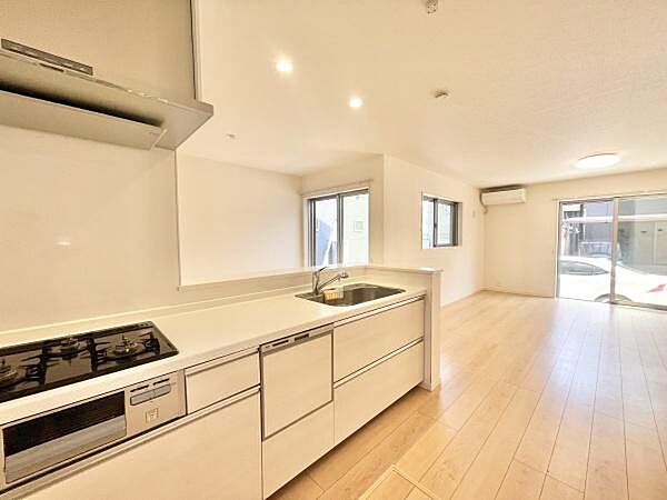 見せるキッチン。ダイニングとの空間のつながりが、スペースのゆとりを生み出します♪