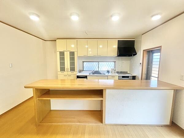 ご家族みんなで調理ができる位のスペースを実現したキッチン空間となっております。みんなで作った料理を召し上がりながらの会話は至福のひとときになるはずです♪