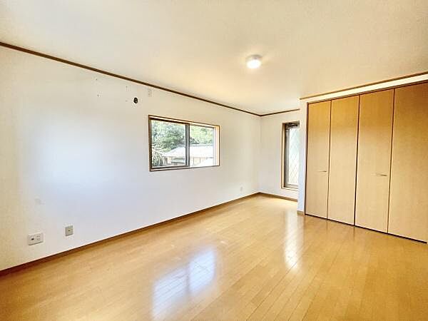 木目のフローリングが暖かみのある室内に。明るい寝室で心地のいい朝を迎えられそう。