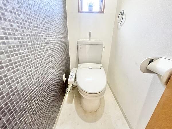 窓があるので、換気しやすく匂いもこもりません♪暗くなりがちなトイレも明るいですよ♪