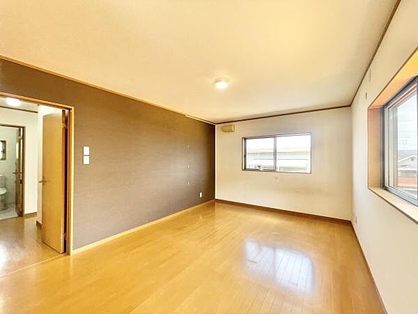 明るい陽射しが射し込む心地良い空間です♪