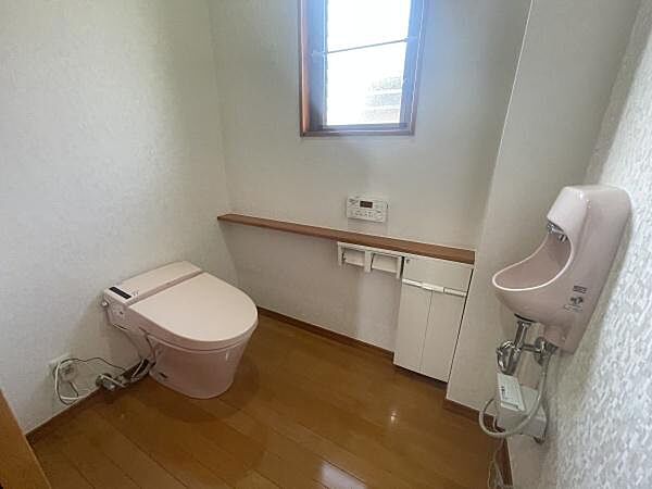 窓があるので、換気しやすく匂いもこもりません♪暗くなりがちなトイレも明るいですよ♪