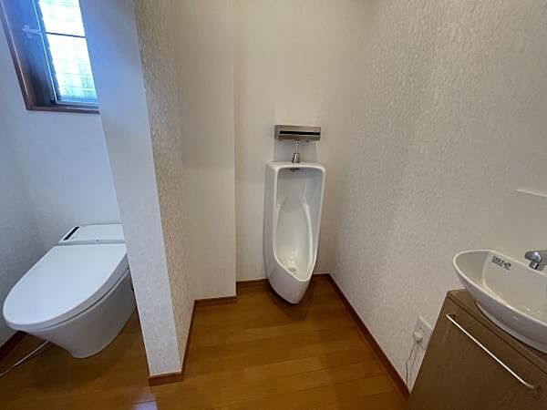 2階にもトイレがあります。1階にわざわざ降りなくて済むので重宝しますよ♪