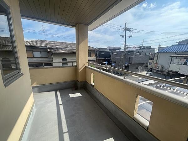 物干しセットを追加すれば、一度にたくさんのお洗濯物が干せるのが魅力！太陽の光と爽やかな風を受けたお洗濯物はあっという間に乾き、取りこむ時には太陽の匂いを感じられそうですね♪
