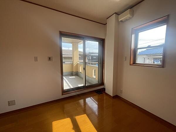 明るい陽射しが射し込む心地良い空間です♪