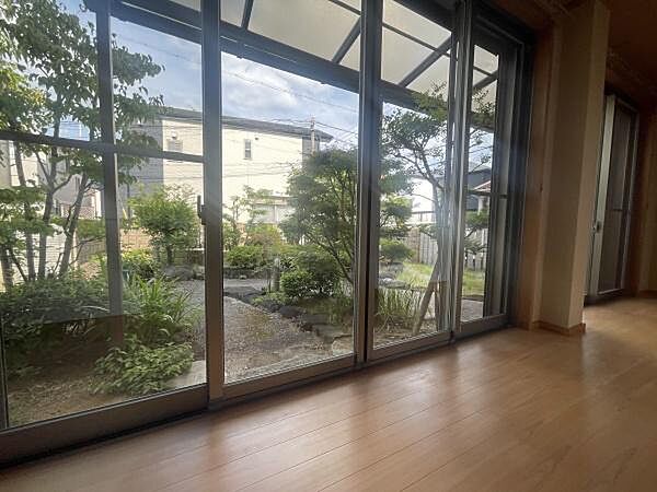 縁側があるので部屋の中から外の景色を眺めれます！