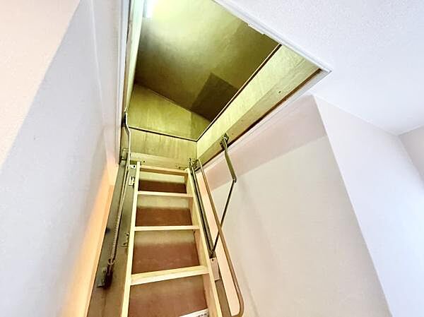 季節物などがタップリ片付く屋根裏収納！