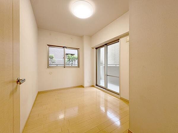 2面採光なので、日差しを長時間受ける事が出来る暖かいお部屋です。