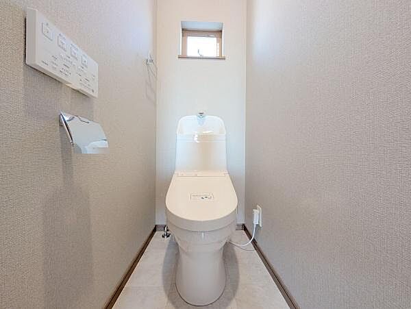 節水型でエコなトイレには、今では当たり前のウォシュレット付き。便座を温める機能付き！