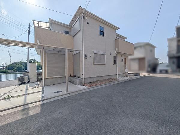 前面道路は閑静な住宅地をはしる車通りの少ない道路。お車の出し入れが苦手なママや小さなお子様にも安心ですね。しっかり舗装もされているので、ベビーカーや自転車で通っても快適に通行できます。