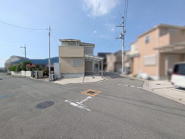 低層の一戸建てを中心とした街並みが整然と続き、周辺は高い建物が建っていないので、採光や開放性に恵まれる環境です。