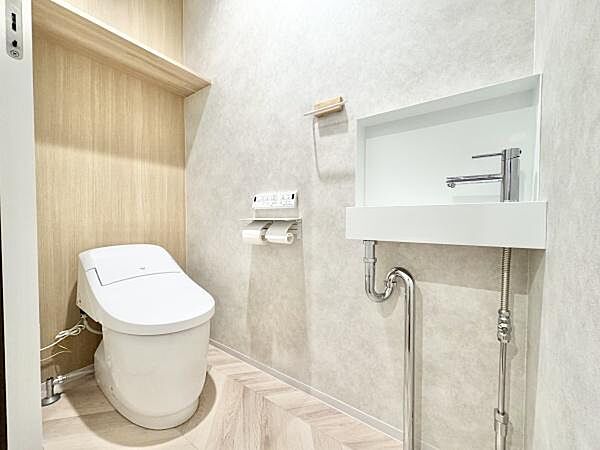 節水型でエコなトイレには、今では当たり前のウォシュレット付き。便座を温める機能付き！便利な手洗台付き！