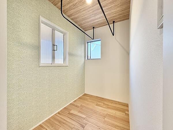 2.17帖のランドリールーム！物干しセットを追加すれば、一度にたくさんのお洗濯物が干せるのが魅力！