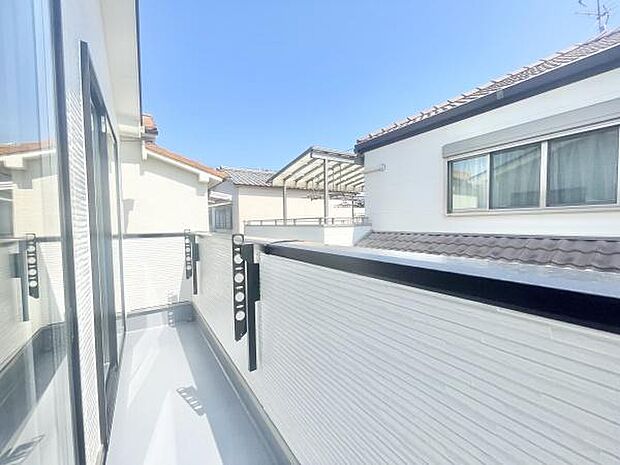 太陽の光と爽やかな風を受けたお洗濯物はあっという間に乾き、取りこむ時には太陽の匂いを感じられそうですね♪