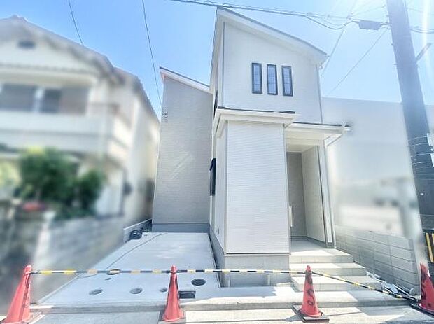 前面道路は閑静な住宅地をはしる車通りの少ない道路。お車の出し入れが苦手なママや小さなお子様にも安心ですね。しっかり舗装もされているので、ベビーカーや自転車で通っても快適に通行できます。
