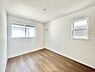 洋室：2面採光なので、日差しを長時間受ける事が出来る暖かいお部屋です。