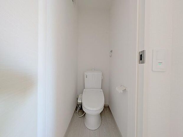 2階にもトイレがあります。1階にわざわざ降りなくて済むので重宝しますよ♪