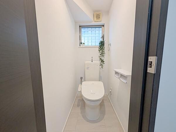 清潔感のある広々トイレです♪節水型でエコなトイレには、今では当たり前のウォシュレット付き。便座を温める機能付き！