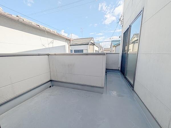太陽の光と爽やかな風を受けたお洗濯物はあっという間に乾き、取りこむ時には太陽の匂いを感じられそうですね♪
