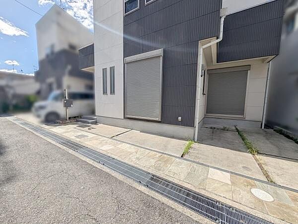 お車の出し入れも楽々ですね♪お車2台(車種制限有)駐車可能です！
