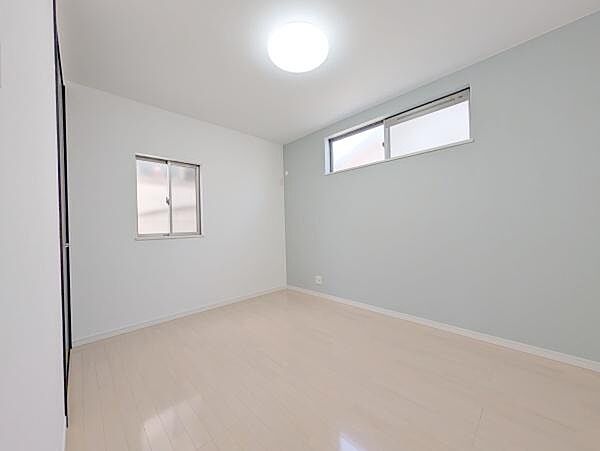 2面採光なので、日差しを長時間受ける事が出来る暖かいお部屋です。