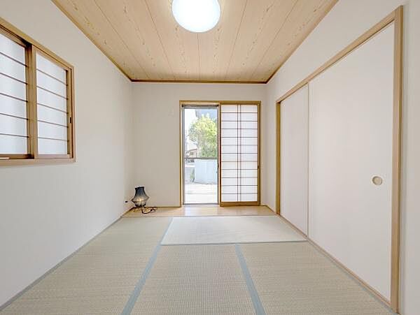 明るい陽射しが射し込む心地良い空間です♪