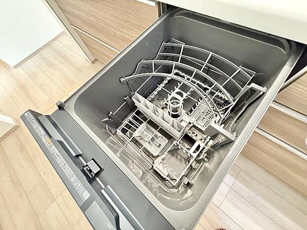 食器洗乾燥機付きで家族の食器もピカピカ。後片付けもラクラクこなせて、日々の生活には欠かせない便利設備。環境にもママの手にも優しいのがうれしいですね。