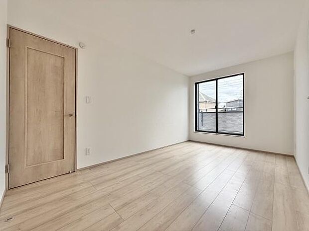 大きな窓からたっぷりの日差しが降り注ぐ明るい室内です。気持ちの良い朝日を受けて、目覚めの良い健康的な朝を迎えられそうです。