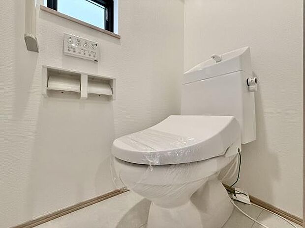 窓があるので、換気しやすく匂いもこもりません♪暗くなりがちなトイレも明るいですよ♪