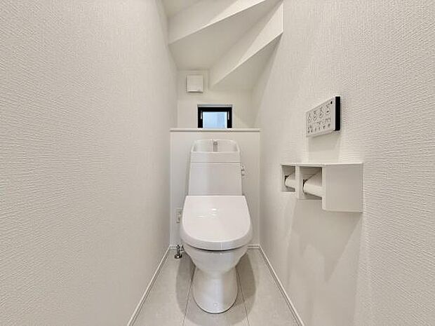 清潔感のある広々トイレです♪節水型でエコなトイレには、今では当たり前のウォシュレット付き。便座を温める機能付き!