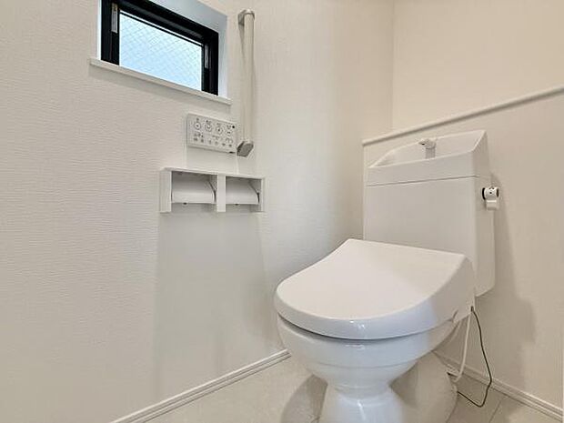 2階にもトイレがあります。1階にわざわざ降りなくて済むので重宝しますよ♪