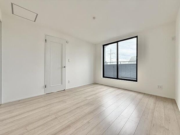 大きな窓からたっぷりの日差しが降り注ぐ明るい室内です。