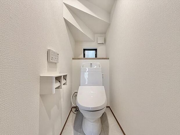 節水型でエコなトイレには、今では当たり前のウォシュレット付き。便座を温める機能付き!