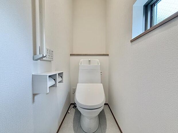 窓があるので、換気しやすく匂いもこもりません♪暗くなりがちなトイレも明るいですよ♪