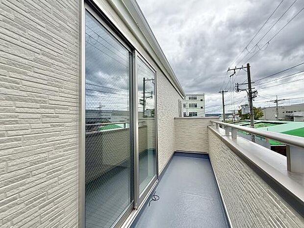 太陽の光と爽やかな風を受けたお洗濯物はあっという間に乾き、取りこむ時には太陽の匂いを感じられそうですね♪