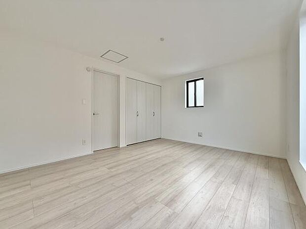 木目のフローリングが暖かみのある室内に。明るい寝室で心地のいい朝を迎えられそう。