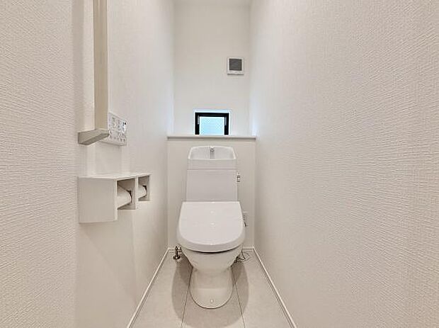 節水型でエコなトイレには、今では当たり前のウォシュレット付き。便座を温める機能付き！
