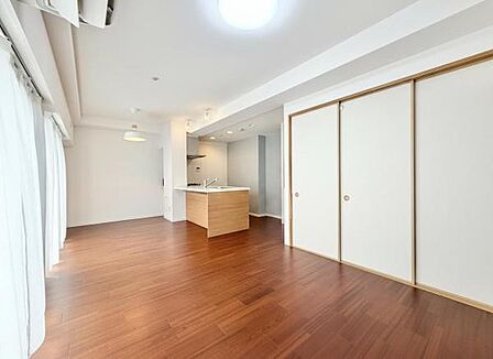 ここにはみんなが集い、食事と楽しい会話が始まる。話に夢中になりすぎて、ついつい時を忘れてしまう。そんな束の間の幸せを感じさせてくれる場所。