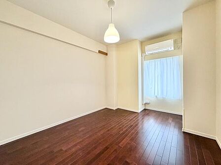 大きな窓からたっぷりの日差しが降り注ぐ明るい室内です。