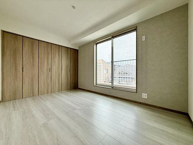 大きな窓からたっぷりの日差しが降り注ぐ明るい室内です。気持ちの良い朝日を受けて、目覚めの良い健康的な朝を迎えられそうです。