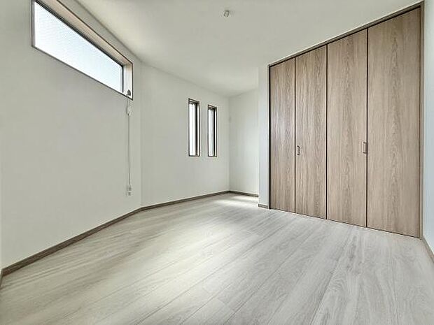 全居室には収納を完備!普段使いのお洋服や小物はもちろん、季節物のお洋服などもしっかりと整理整頓おしまい頂けます。居室空間をより広く隅々までお使いいただけますね♪