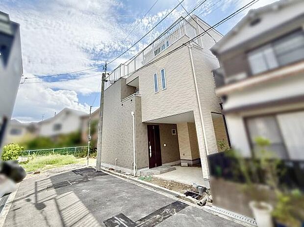 低層の一戸建てを中心とした街並みが整然と続き、周辺は高い建物が建っていないので、採光や開放性に恵まれる環境です。