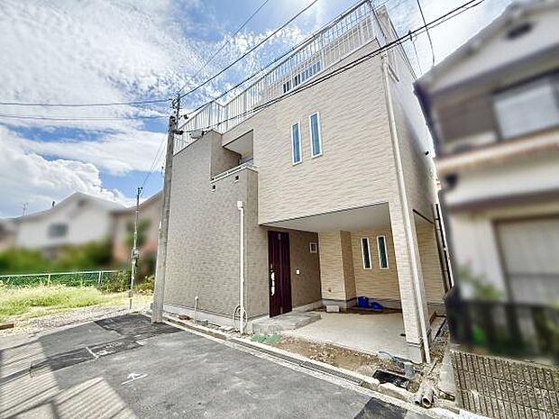 低層の一戸建てを中心とした街並みが整然と続き、周辺は高い建物が建っていないので、採光や開放性に恵まれる環境です。